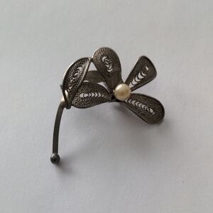 Vintage Elegant Silver Cut Out Metal  Floral Faux Pearl Brooch